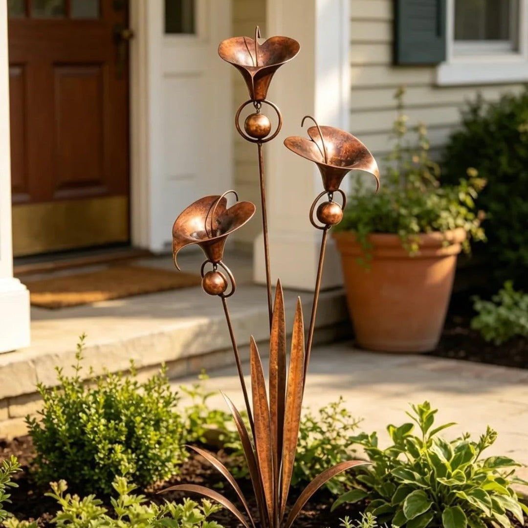 🏡✨ Égetett rézből készült kerti karók: Három kála — Csengőhang a szélben, költészetet kölcsönözve kertednek 🍃🔔