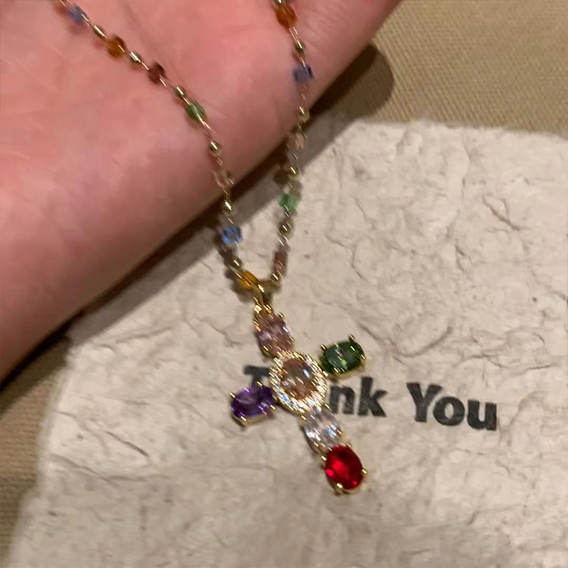 Színes nyakláncok kristálykereszttel